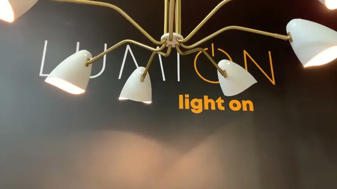Видеообзор — Бра Lumion в матовой латуни с изогнутым белым матовым плафоном, один источник света