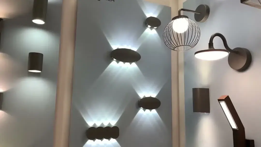 Видеообзор — Настенный уличный светильник Novotech CALLE в матовом сером металле с горизонтальным плафоном