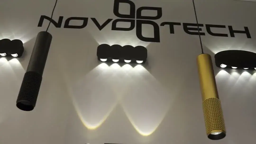 Видеообзор — Настенный уличный светильник Novotech из матового серого металла с геометрической формой плафона