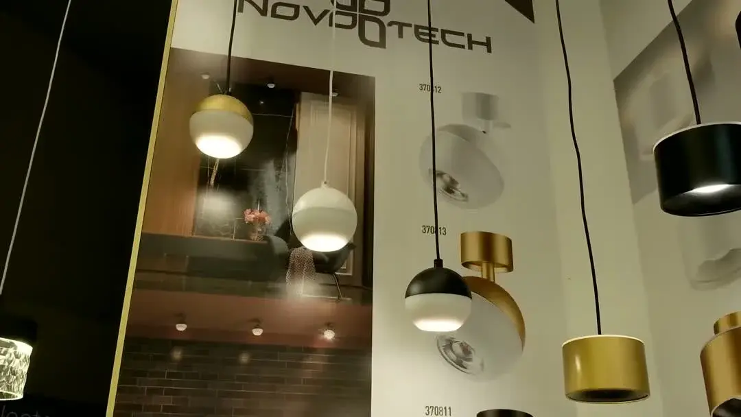 Видеообзор — Подвесной светильник Novotech белый, матовый пластик и акрил, с шарообразным плафоном и направляющей