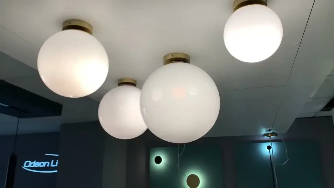 Видеообзор — Потолочный уличный светильник Odeon Light, белый акрил плафон, матовый золотой металлический корпус в стиле Арт-деко