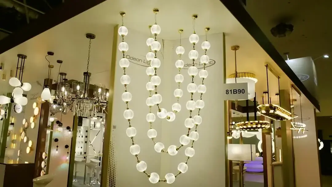 Видеообзор — Подвесной светильник Odeon Light в стиле Арт-деко с каскадом глянцевых акриловых шаров и золотой металлической арматурой