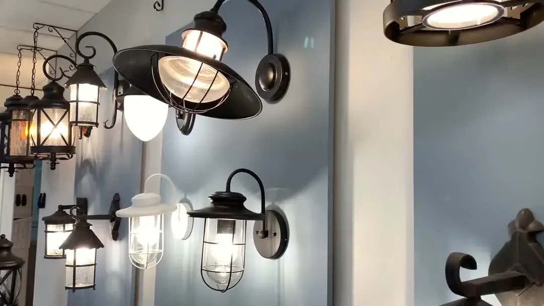 Видеообзор — Настенный уличный светильник лофт Odeon Light из матового коричневого металла с коническим плафоном и стеклянной