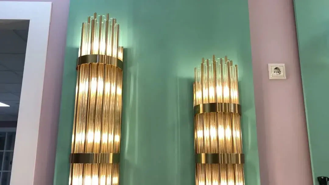 Видеообзор — Накладное бра Odeon Light в стиле Арт-деко из золотого глянцевого металла со встроенными линиями свечения