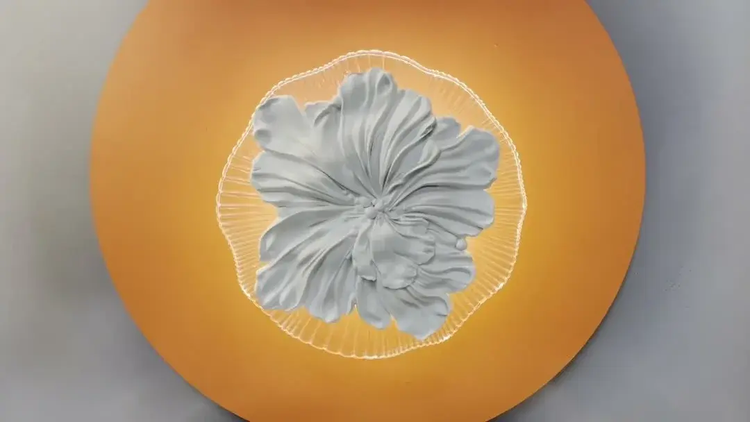 Видеообзор — Накладное бра Odeon Light в коллекции FIORE, белый матовый металл и рельефный акрил в форме цветка
