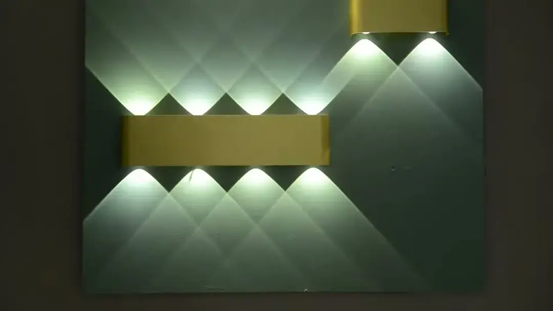 Видеообзор — Накладной бра Odeon Light матовый золотой металл, линейный дизайн с эффектом лучистой подсветки