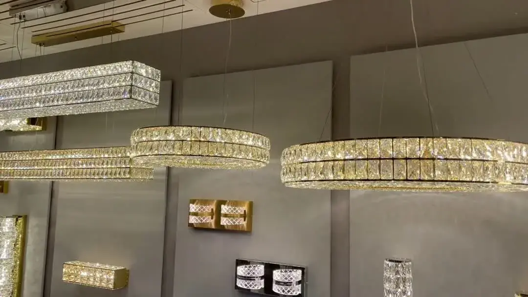 Видеообзор — Накладное бра Odeon Light хром, вертикальный силуэт с рельефными акриловыми плафонами в стиле Арт-деко
