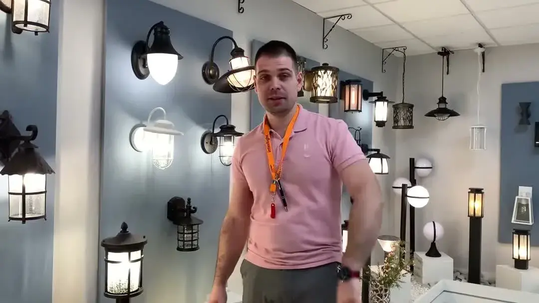 Видеообзор — Наземный уличный светильник Odeon Light в матовом черном металле с прозрачным рельефным стеклянным плафоном