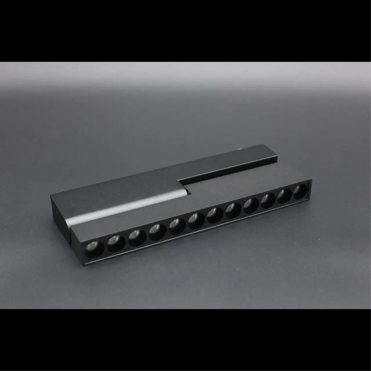 Светильник для трека Aployt APL.0104.00.20 MAGNETIC TRACK 48 — черный, ракурс 3