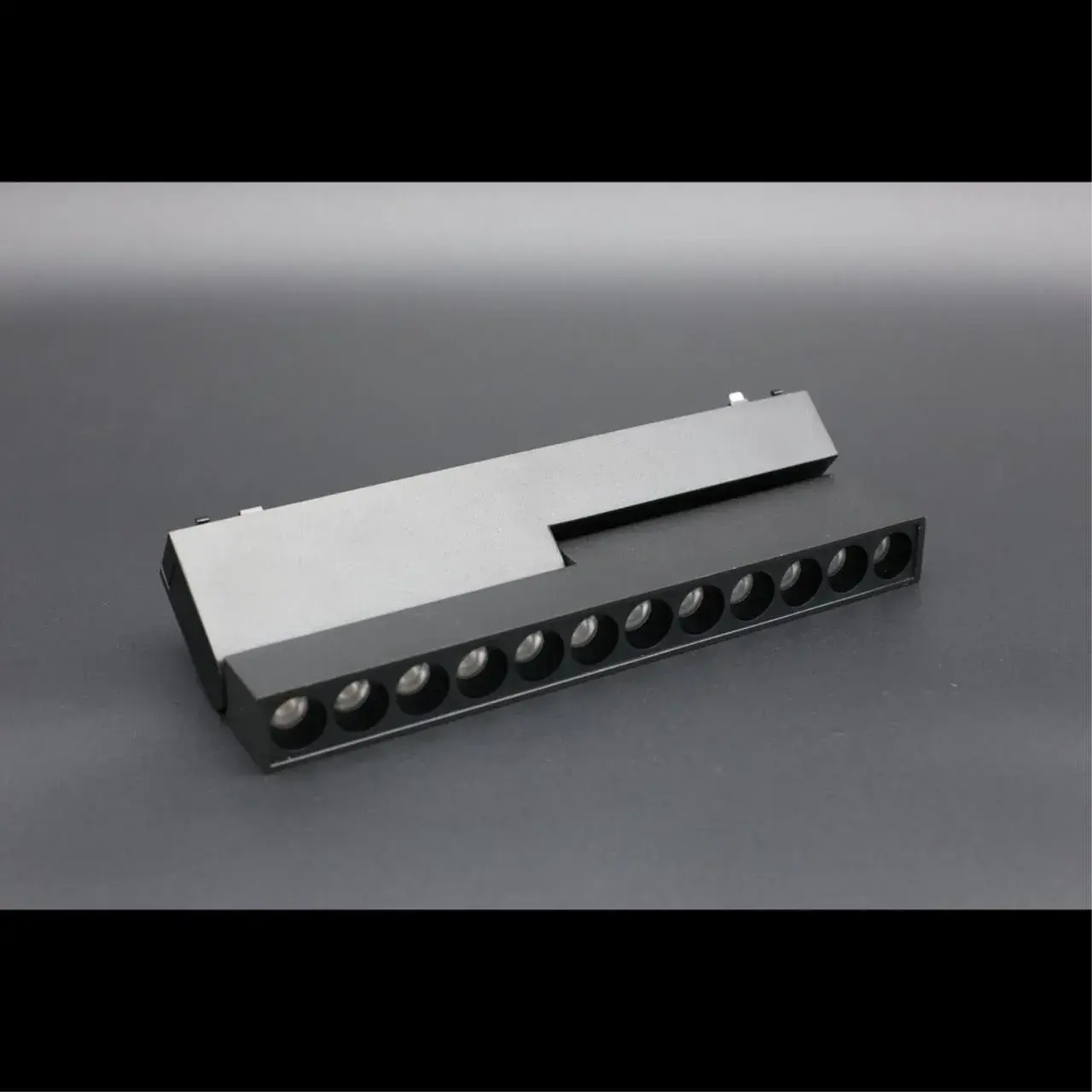 Светильник для трека Aployt APL.0104.00.20 MAGNETIC TRACK 48 — черный, ракурс 4