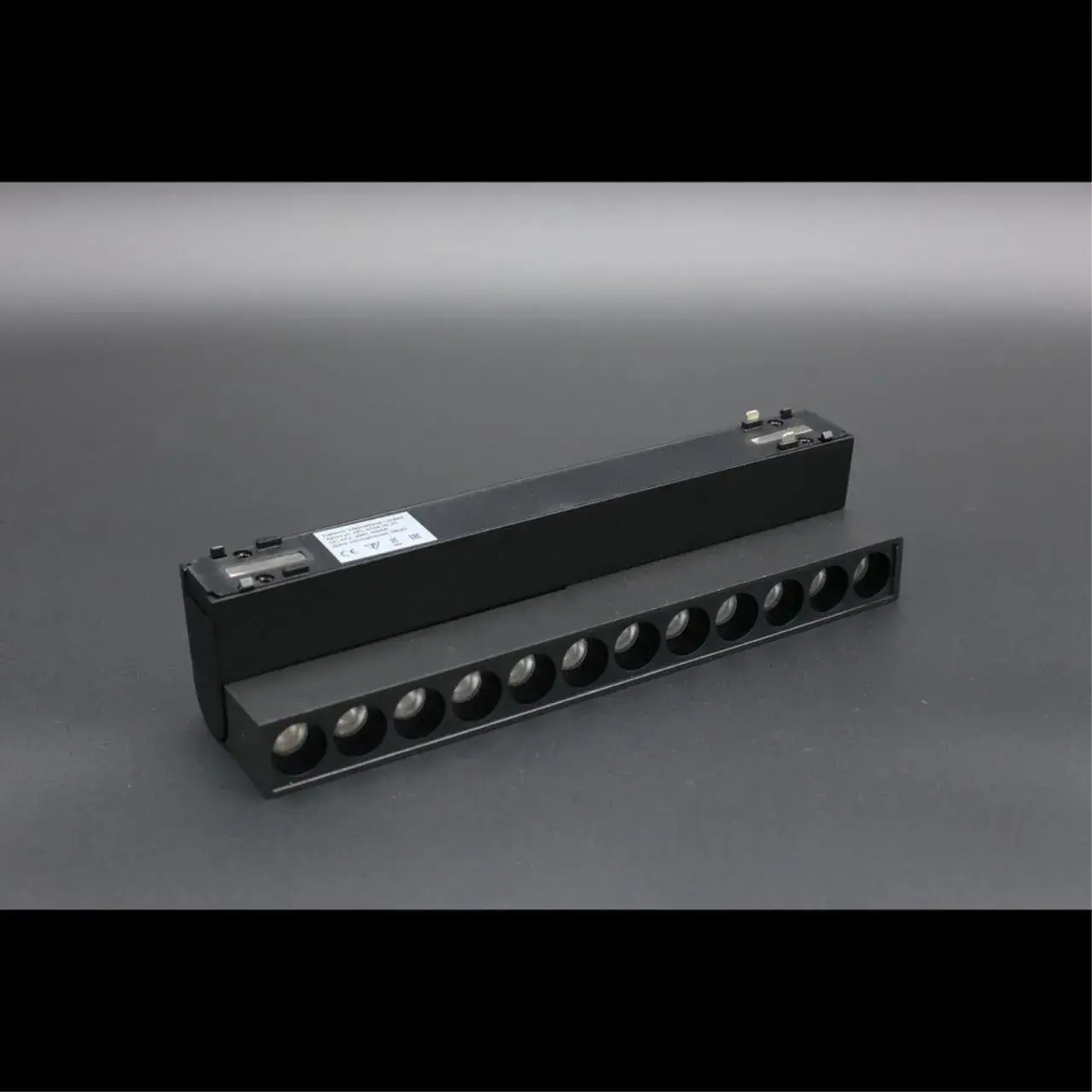 Светильник для трека Aployt APL.0104.00.20 MAGNETIC TRACK 48 — черный, ракурс 5