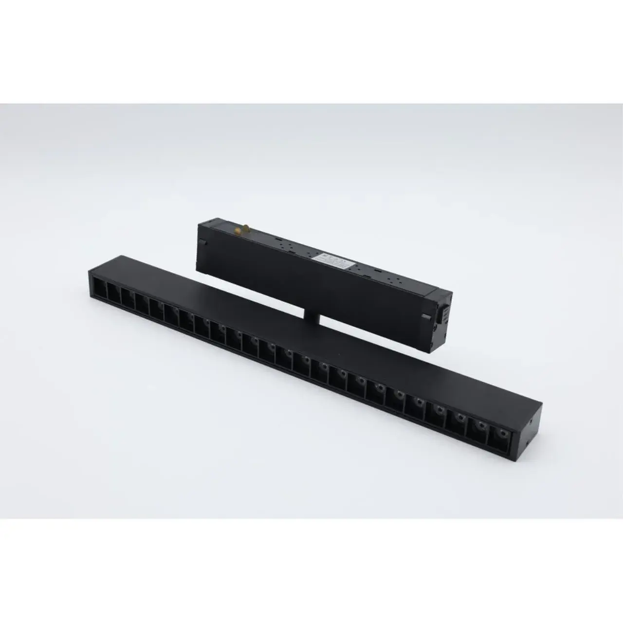 Светильник для трека Aployt APL.0202.00.18 MAGNETIC TRACK 220 — черный, ракурс 3