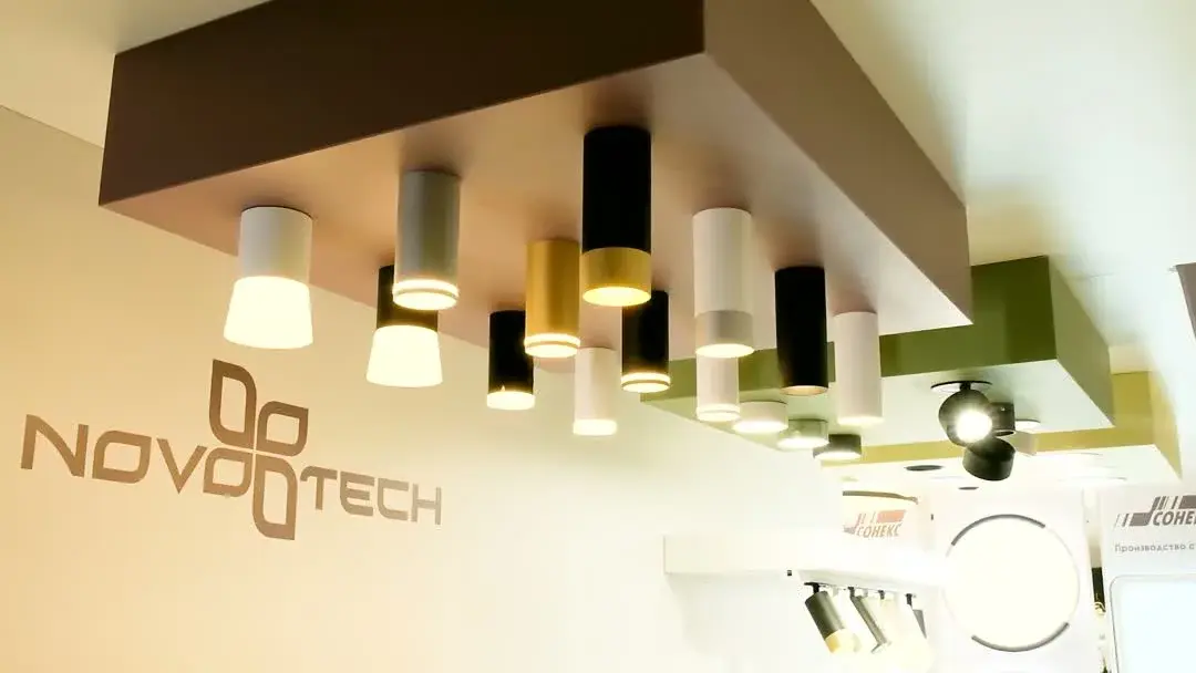 Видеообзор — Накладной точечный светильник Novotech белого матового акрила и металла строгой цилиндрической формы