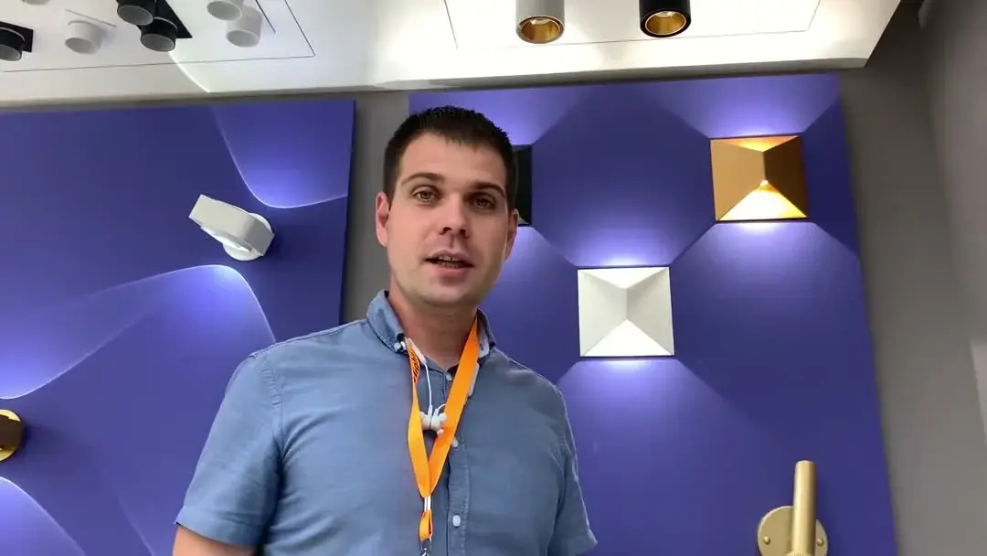 Видеообзор — Накладной точечный светильник Novotech белый корпус с внутренним матовым золотым рассеивателем в стиле Минимализм
