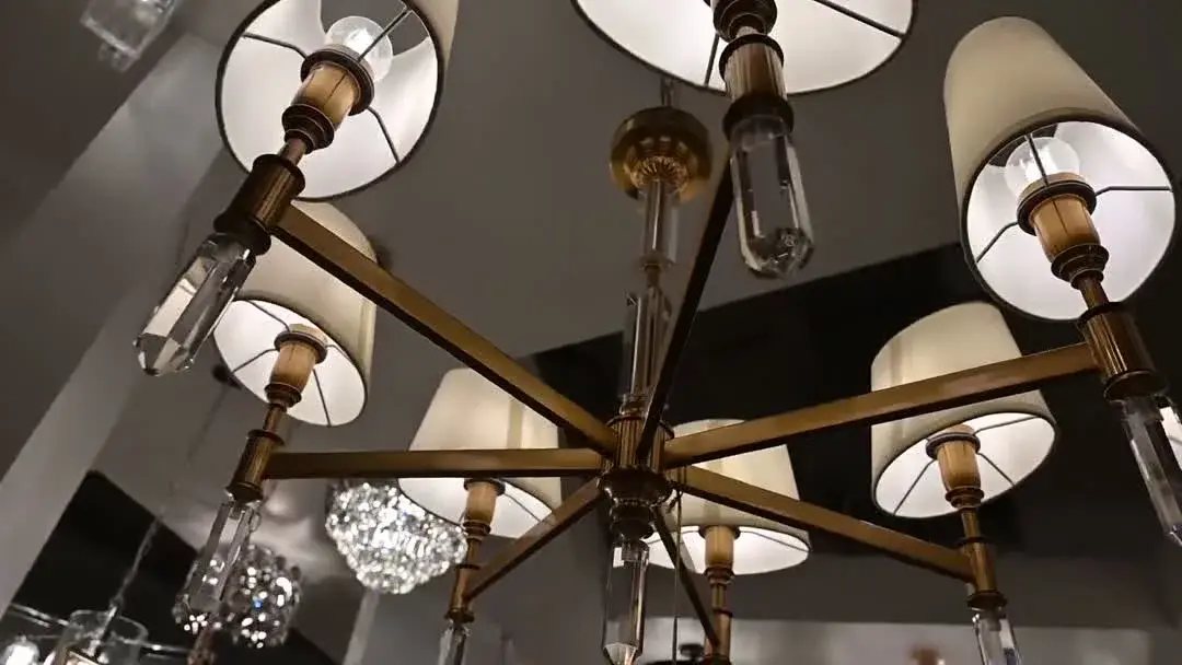 Видеообзор — Настольная лампа Odeon Light с зеленым матовым текстильным плафоном и корпусом из бронзы