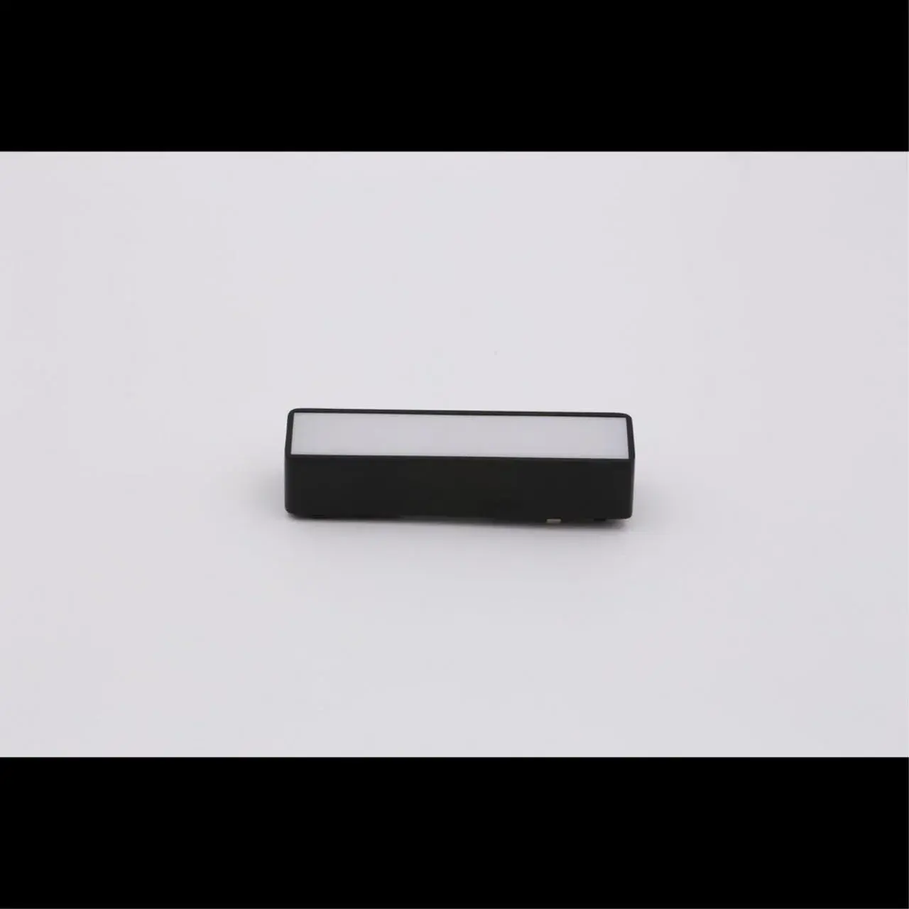 Светильник для трека Aployt APL.0101.00.05 MAGNETIC TRACK 48 — черный, ракурс 2