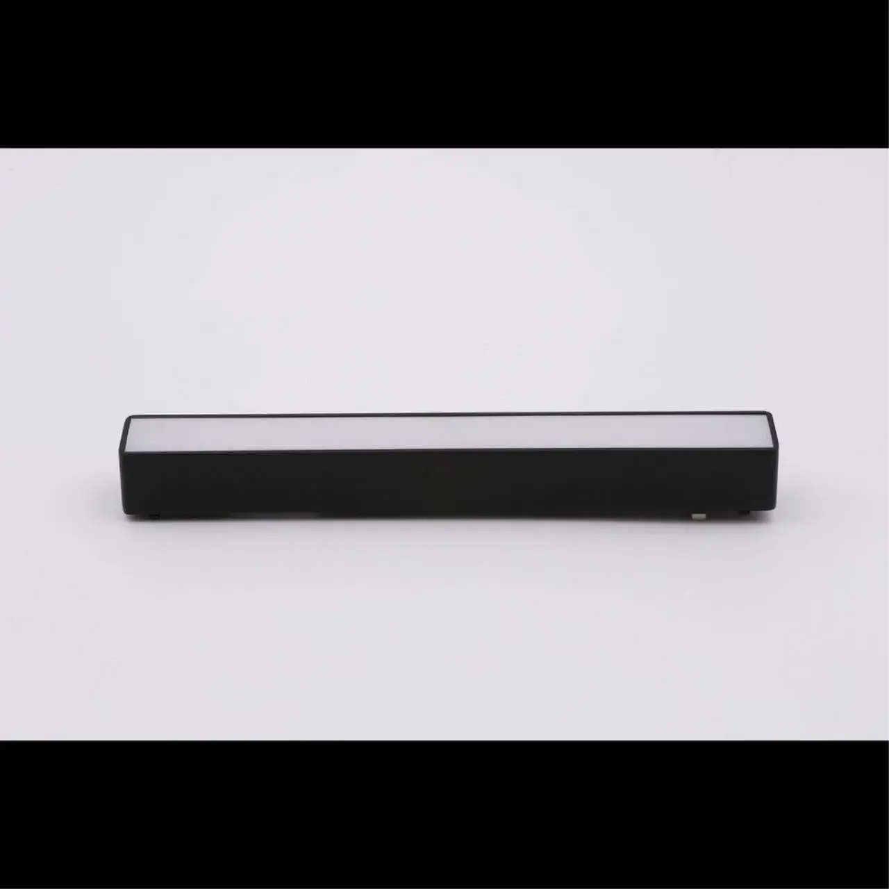 Светильник для трека Aployt APL.0101.00.10 MAGNETIC TRACK 48 — черный, ракурс 2
