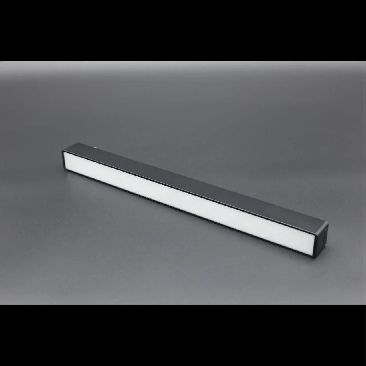 Светильник для трека Aployt APL.0101.00.12 MAGNETIC TRACK 48 — черный, ракурс 7