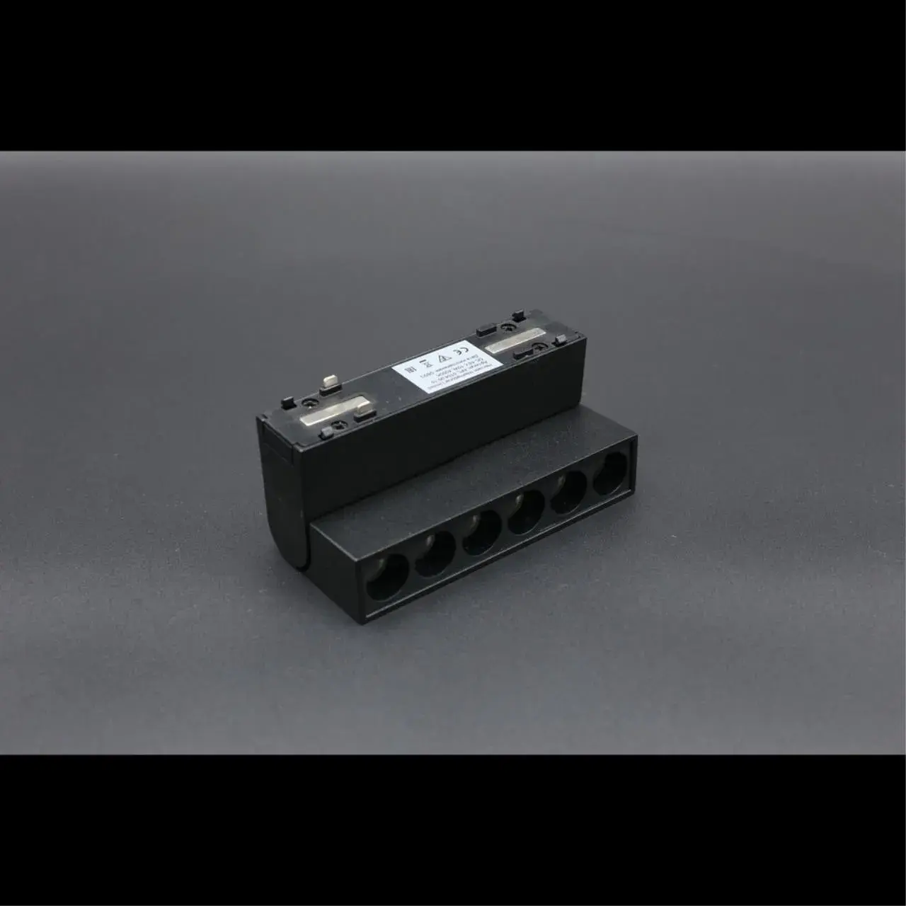 Светильник для трека Aployt APL.0104.00.10 MAGNETIC TRACK 48 — черный, ракурс 6