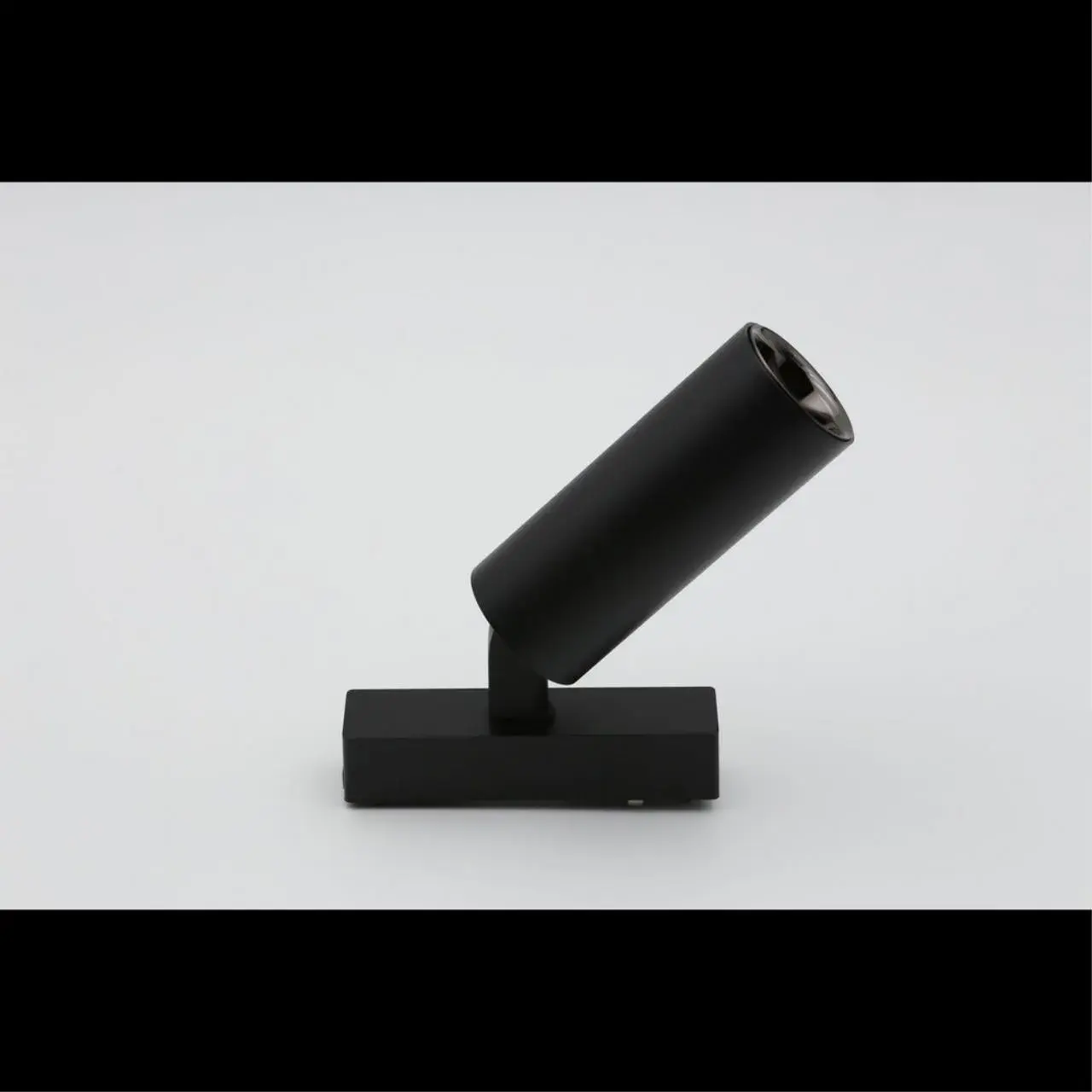 Светильник для трека Aployt APL.0115.00.18 MAGNETIC TRACK 48 — черный, ракурс 3