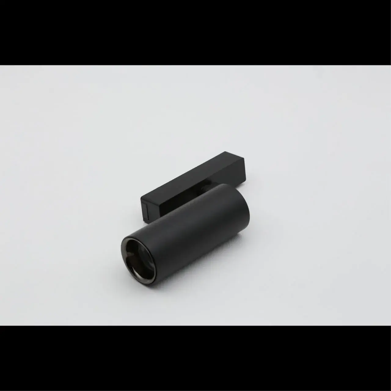 Светильник для трека Aployt APL.0115.00.18 MAGNETIC TRACK 48 — черный, ракурс 4
