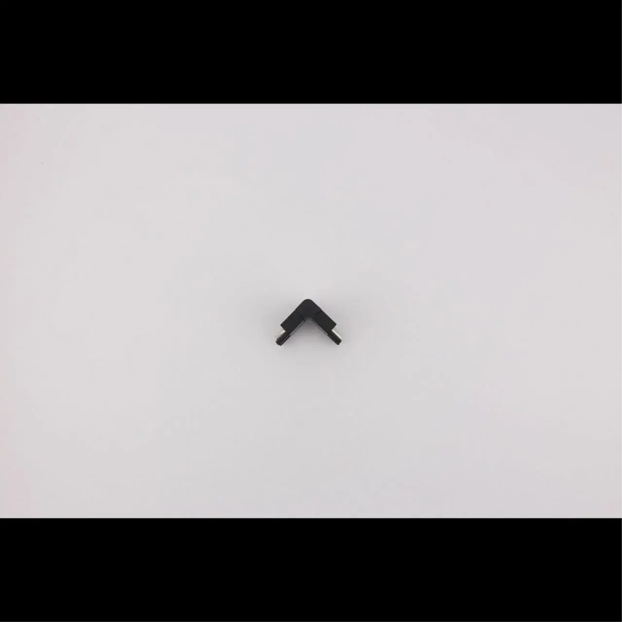 Коннектор питания угловой Aployt APL.0181.00.07 MAGNETIC TRACK 48 — черный, ракурс 3