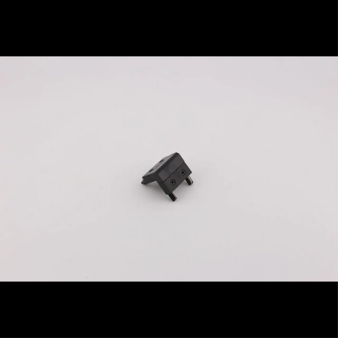 Коннектор питания угловой Aployt APL.0181.00.07 MAGNETIC TRACK 48 — черный, ракурс 4