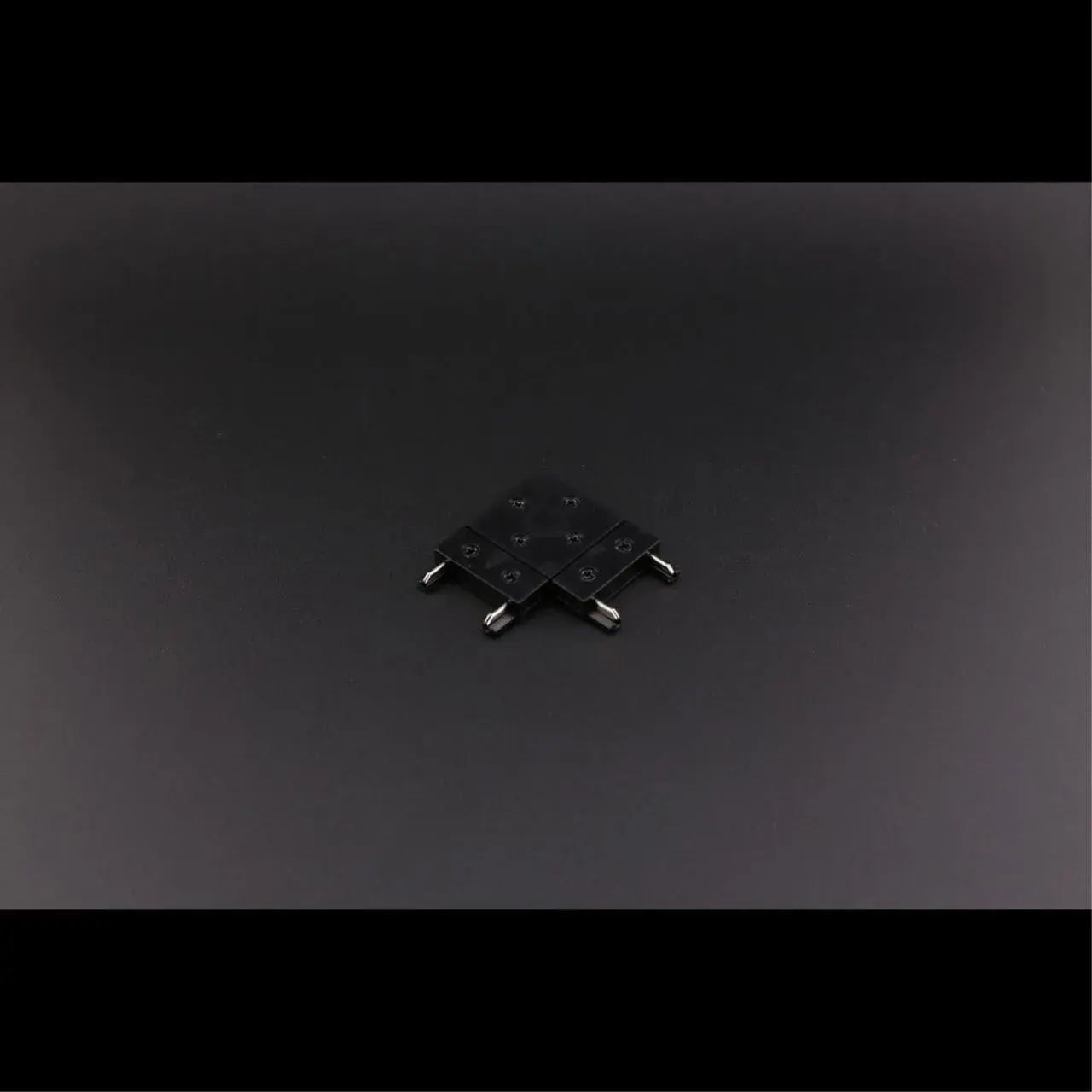 Коннектор питания угловой Aployt APL.0181.00.08 MAGNETIC TRACK 48 — черный, ракурс 7