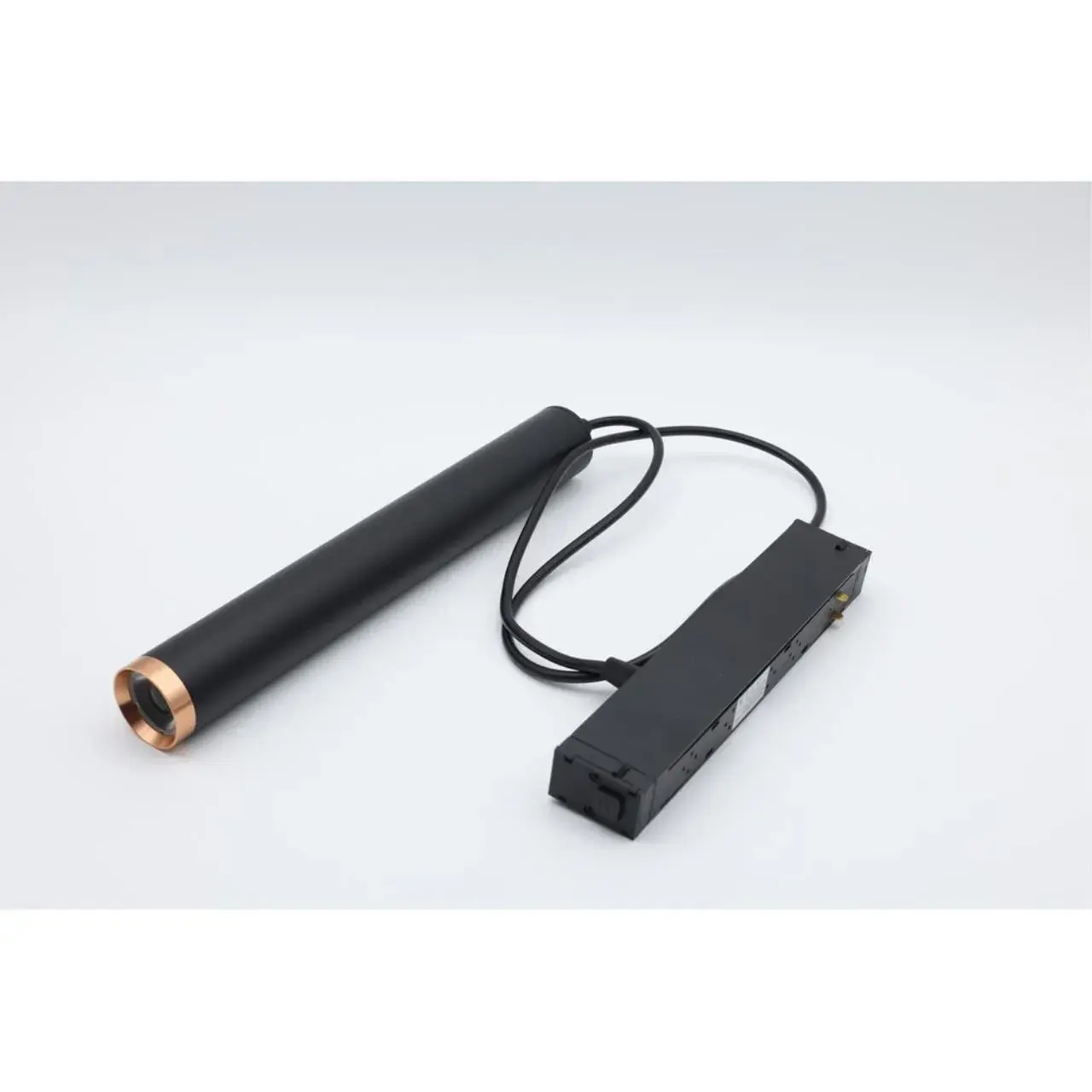 Светильник для трека Aployt APL.0207.00.10 MAGNETIC TRACK 220 — черный, ракурс 2
