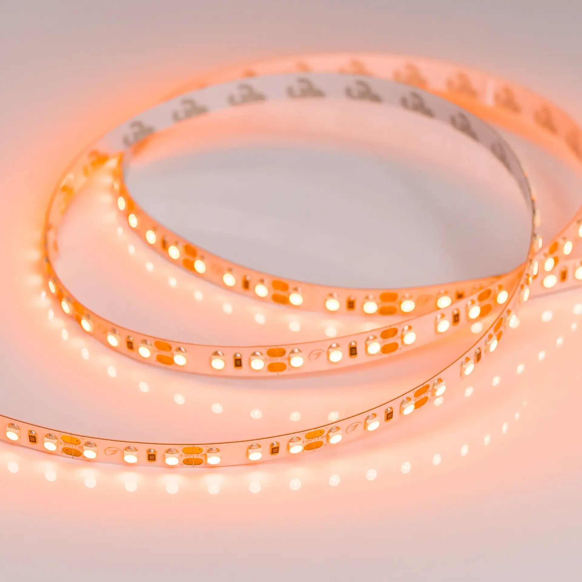 Светодиодная лента RT-A120-8mm 12V Orange (9.6 W/m, IP20, 2835, 5m), ракурс 3