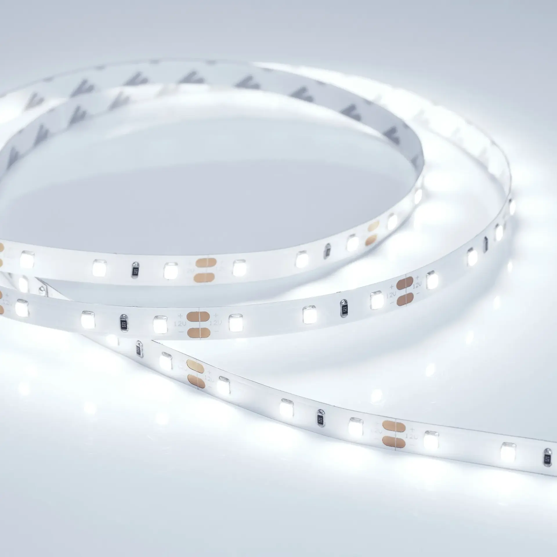 Светодиодная лента RT 2-5000 12V Cool 8K (2835, 300 LED, PRO), ракурс 2