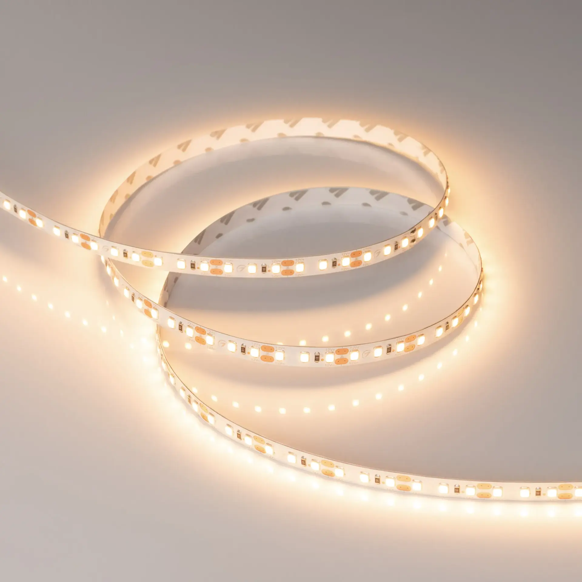Светодиодная лента RT-A120-8mm 12V Warm3000 (9.6 W/m, IP20, 2835, 5m), ракурс 2