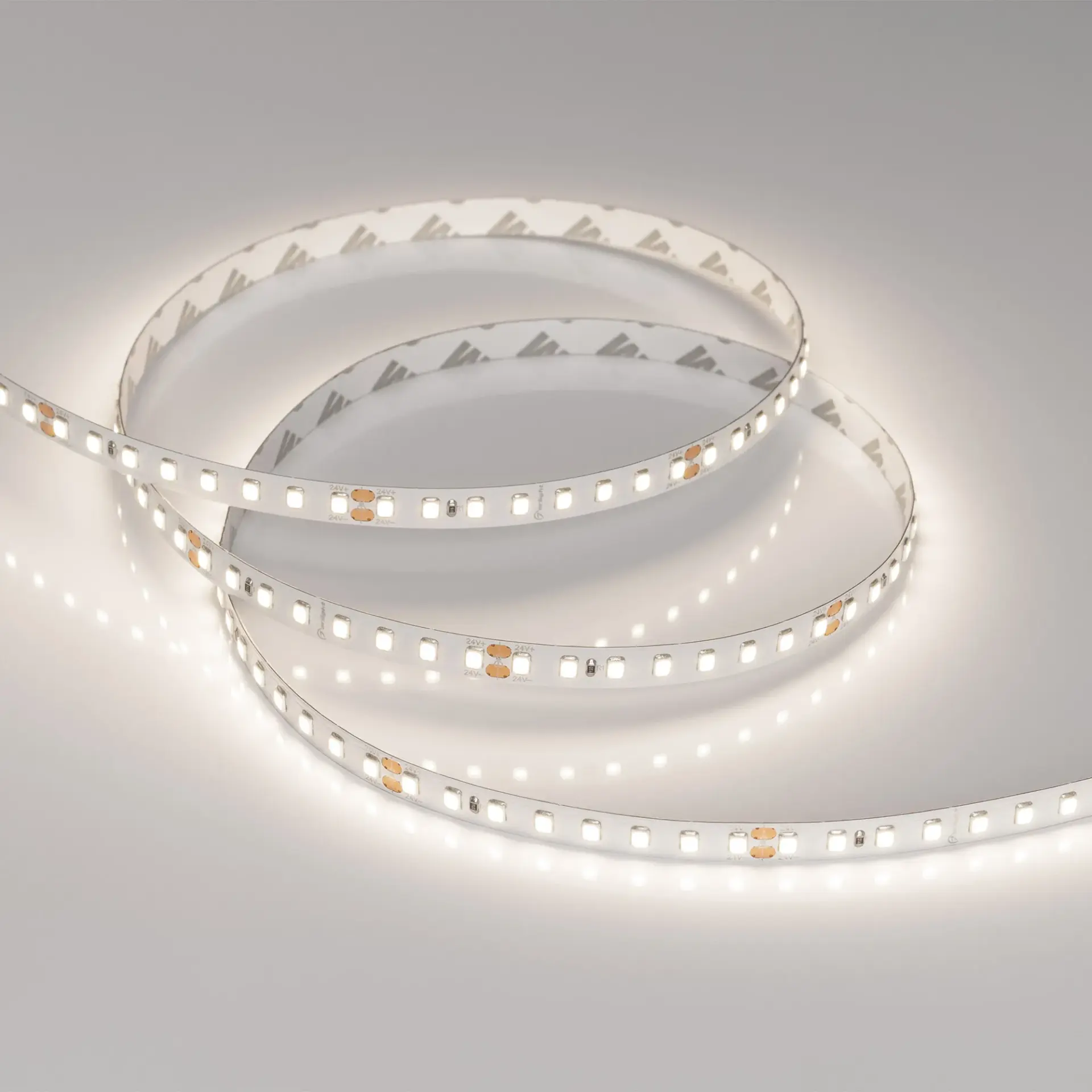 Светодиодная лента RT-A128-8mm 24V Day4000 (9.6 W/m, IP20, 2835, 5m), ракурс 3