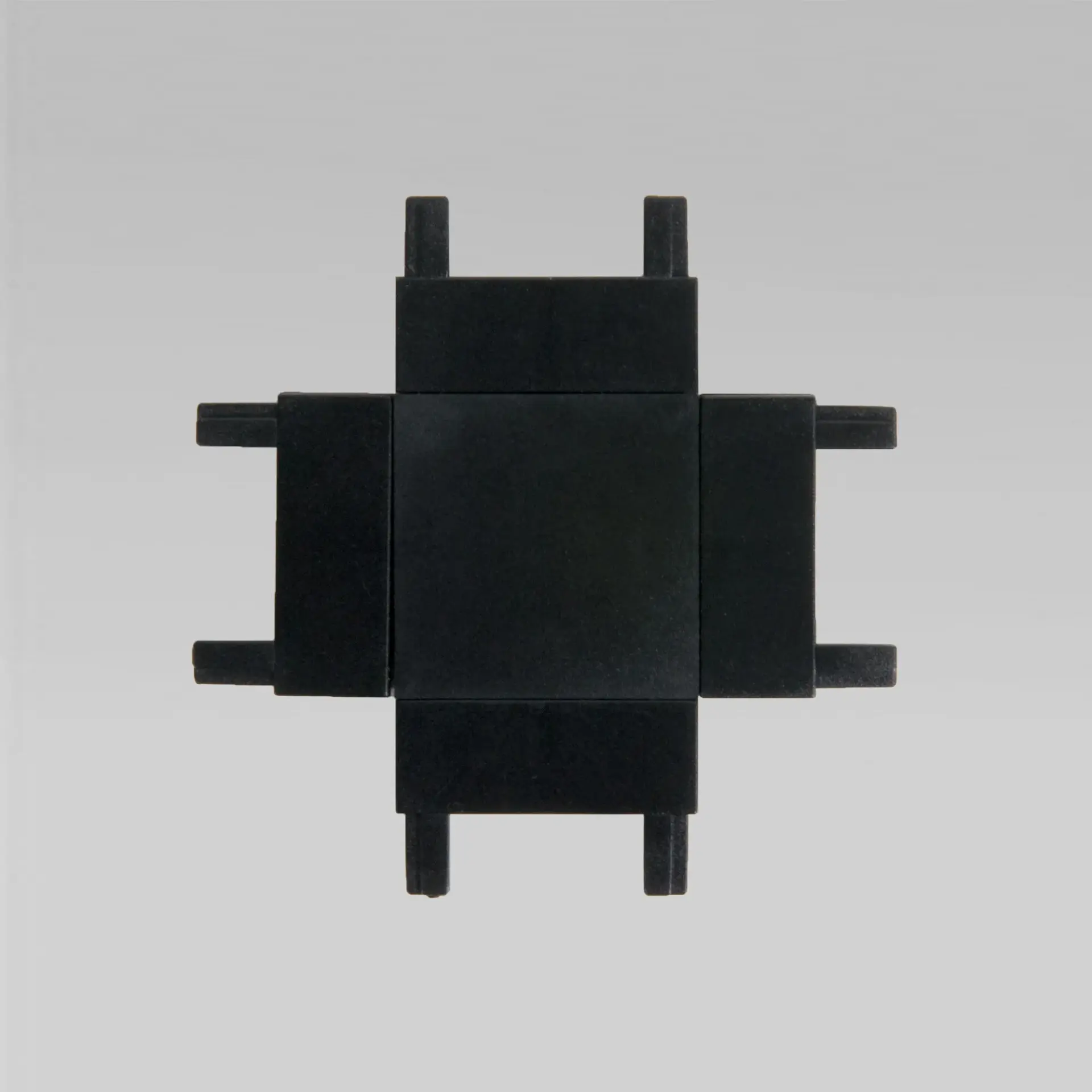 Четырёхсторонний соединитель для накладного шинопровода Flat Magnetic 85003/00 — черный, ракурс 3