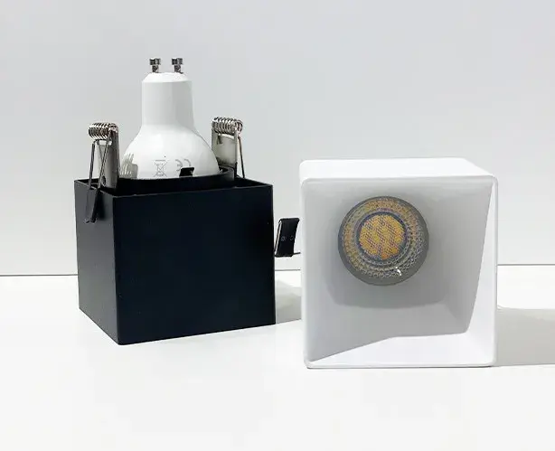 Точечный светильник Italline DL 3024 white — белый, ракурс 4