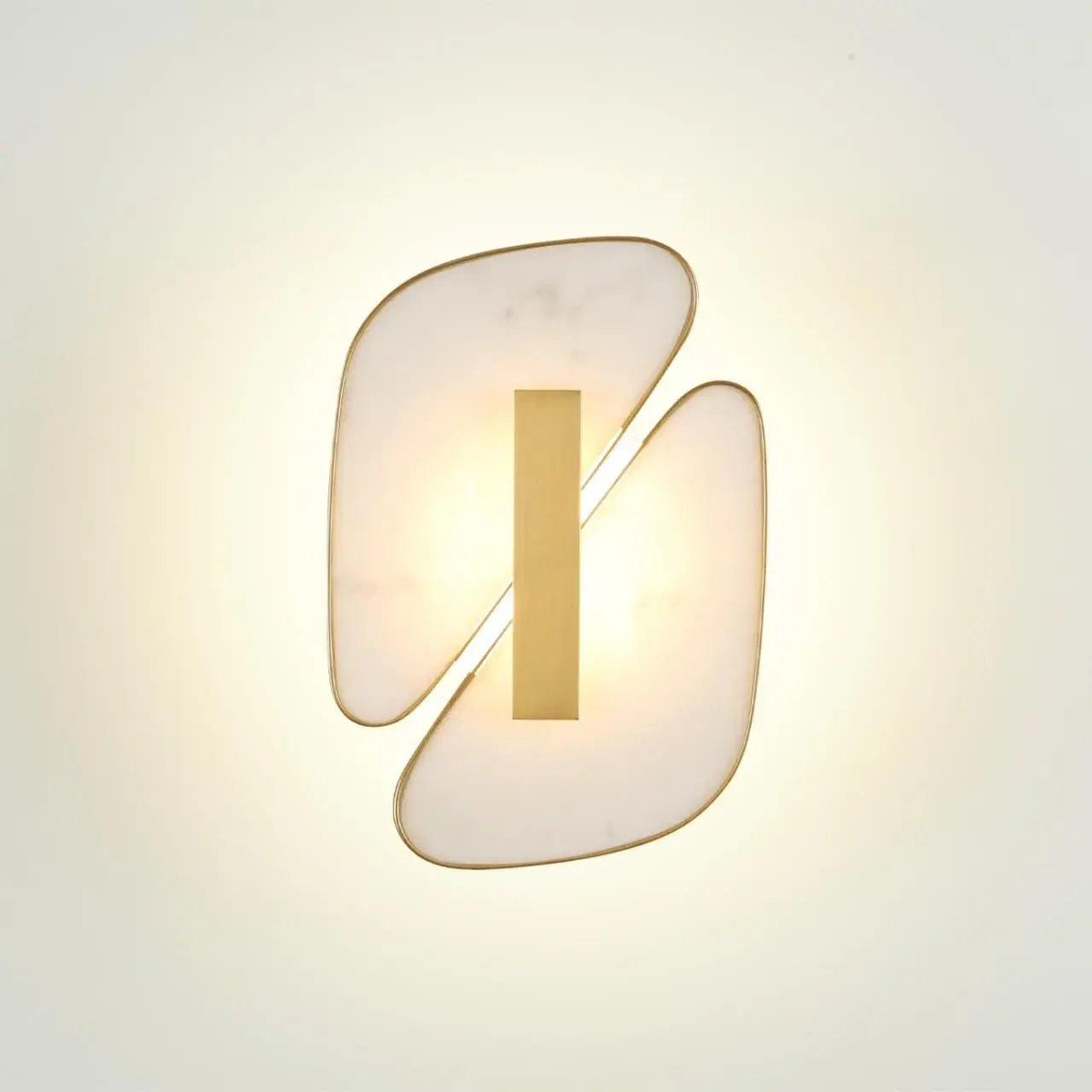 Накладное бра Odeon Light в стиле модерн с асимметричным силуэтом, белый мрамор и золотая металлическая основа, ракурс 2