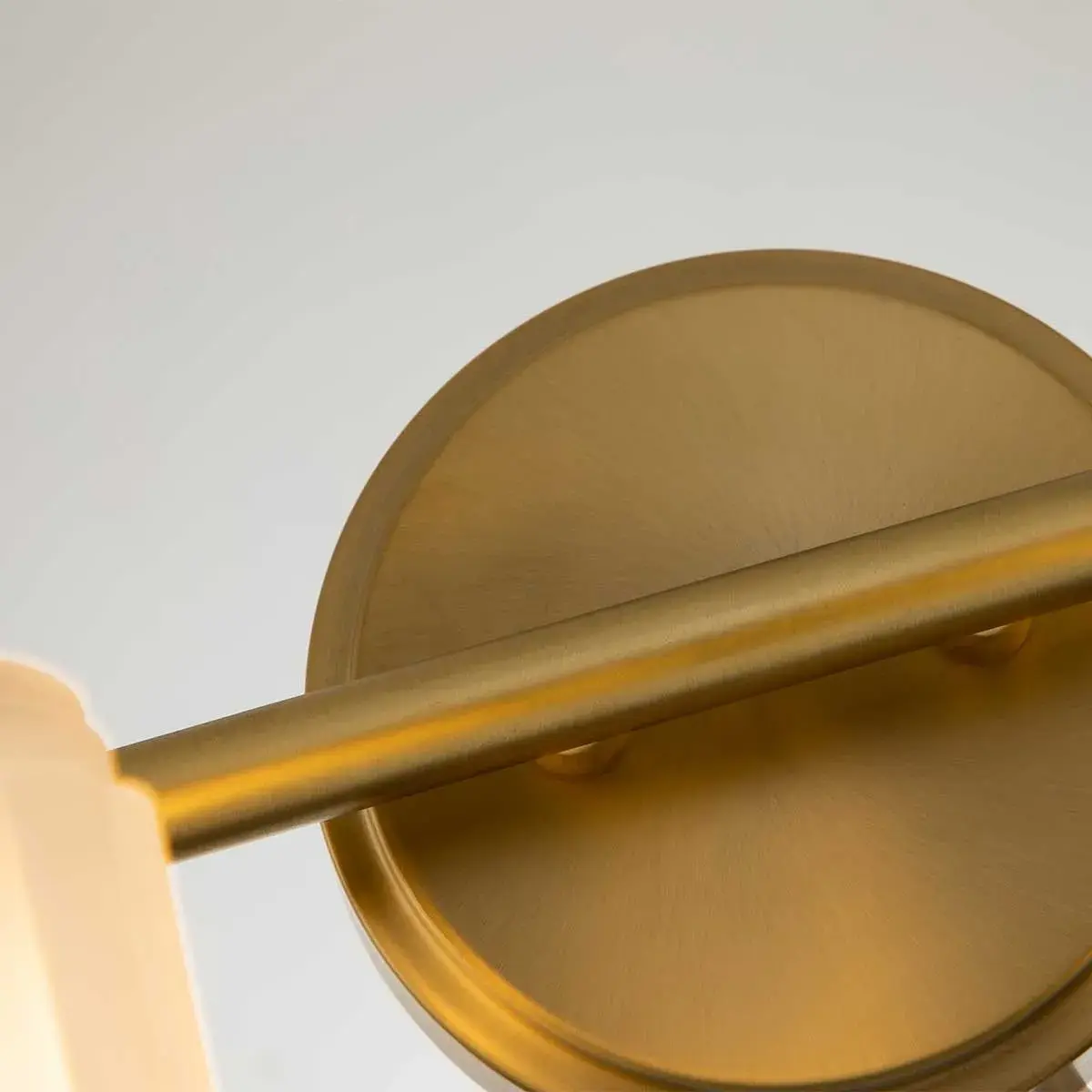 Светильник для ванной комнаты Elstead Lighting QZ-SWELL4-BB-BATH — латунь, ракурс 2